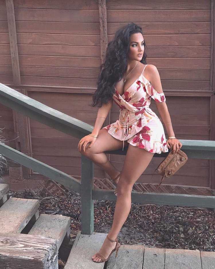 Natalie Halcro ноги