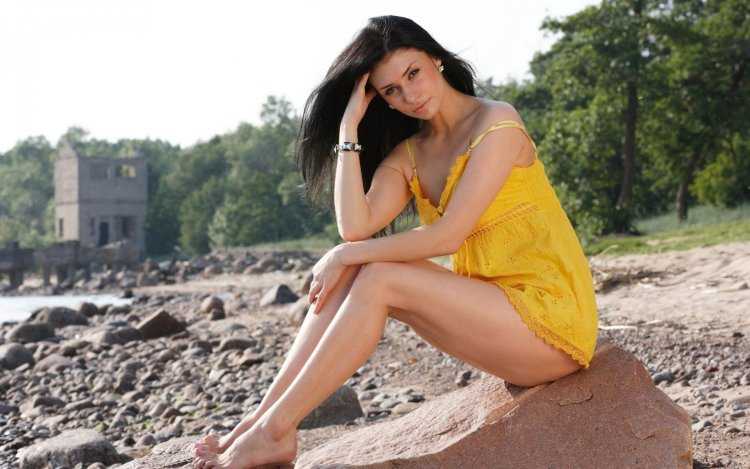 Брюнетка в сарафане