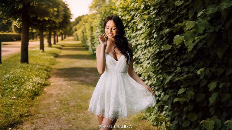 Девушка в платье летом в парке