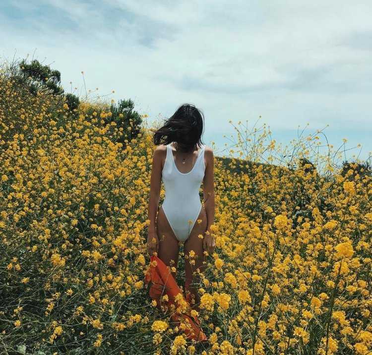 Кендалл Дженнер с цветами