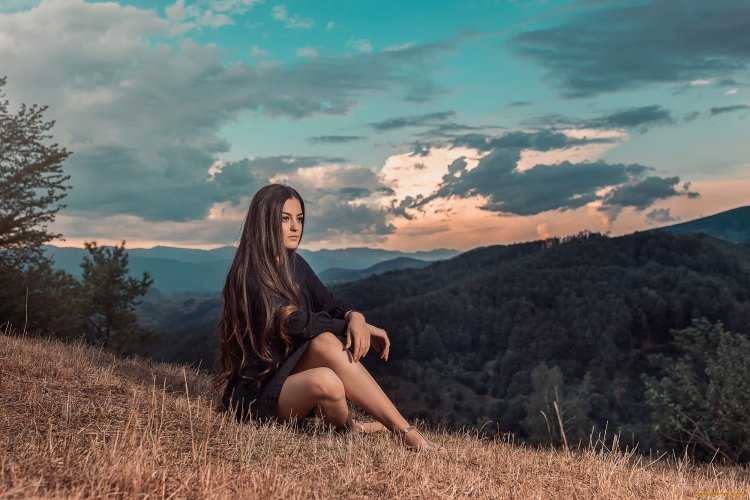 Задумчивая девушка на природе