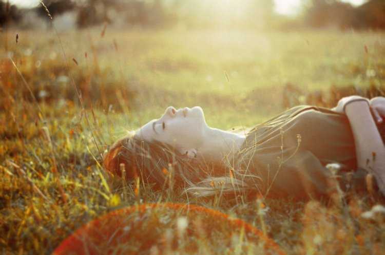 Девушка лежит в поле