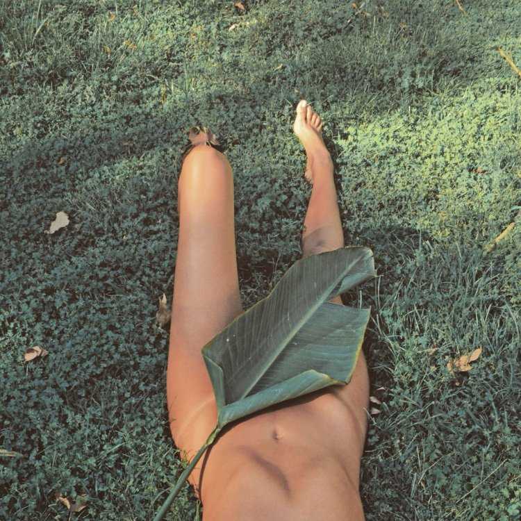 Женщина лежит в траве ножки