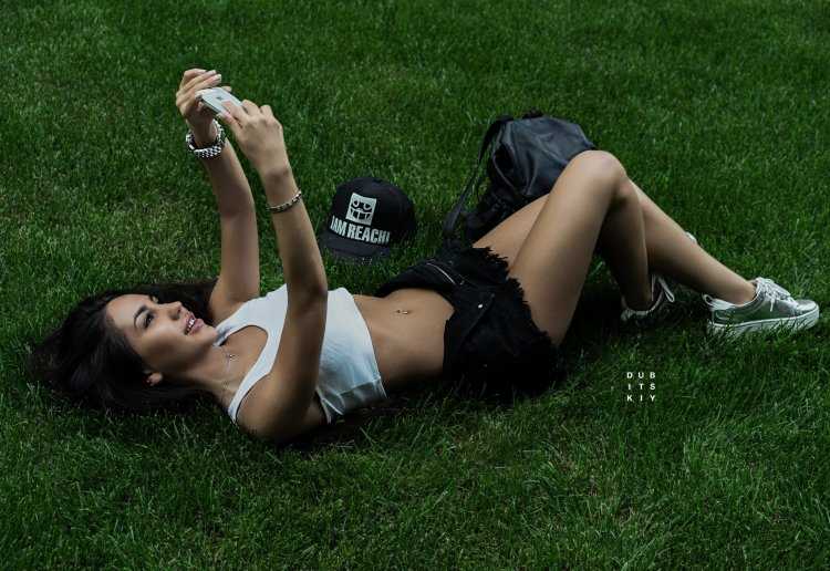 Девушка в шортах на траве