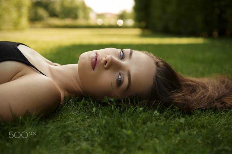 Девушка лежа на траве