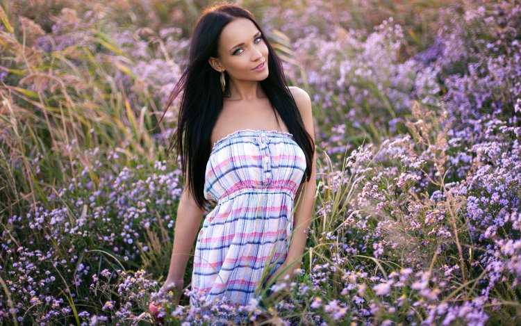 Ангелина Петрова в платье