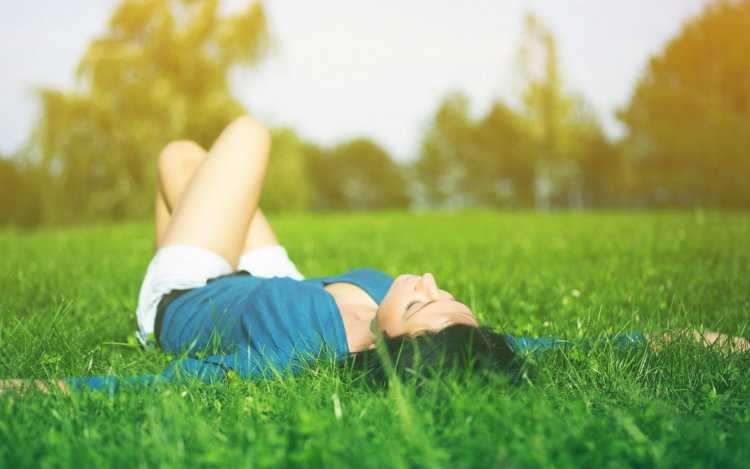 Девушка брюнетка в траве1