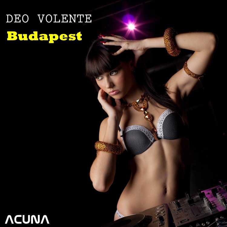 Девушка диджей в Нижнем белье