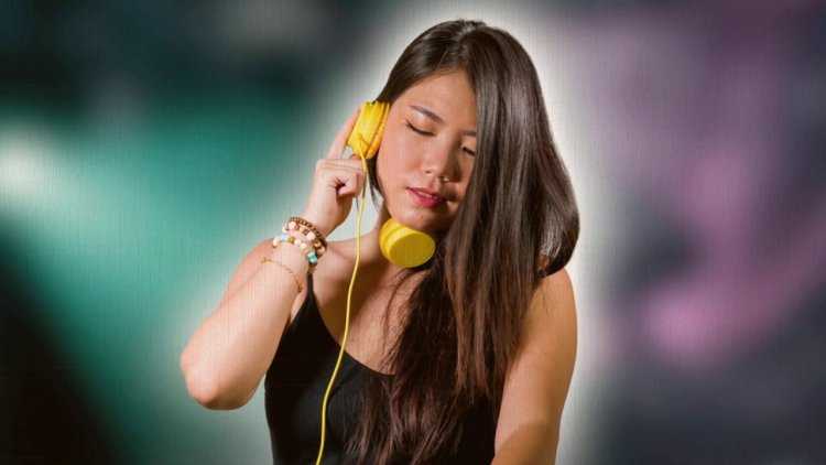 Корейская девушка диджей