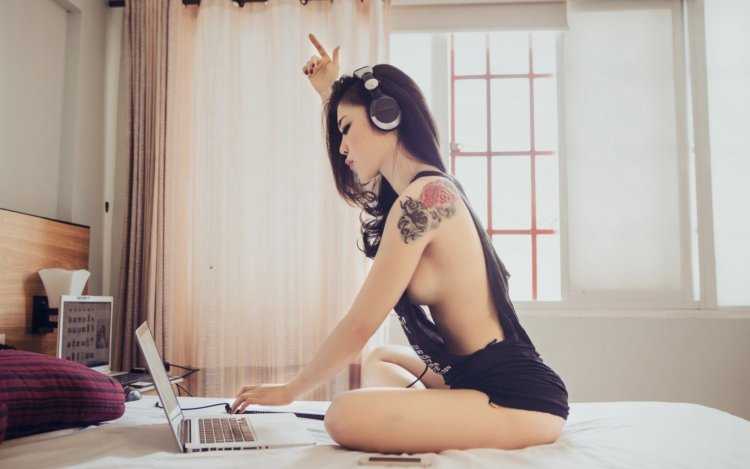 Девушка в наушниках