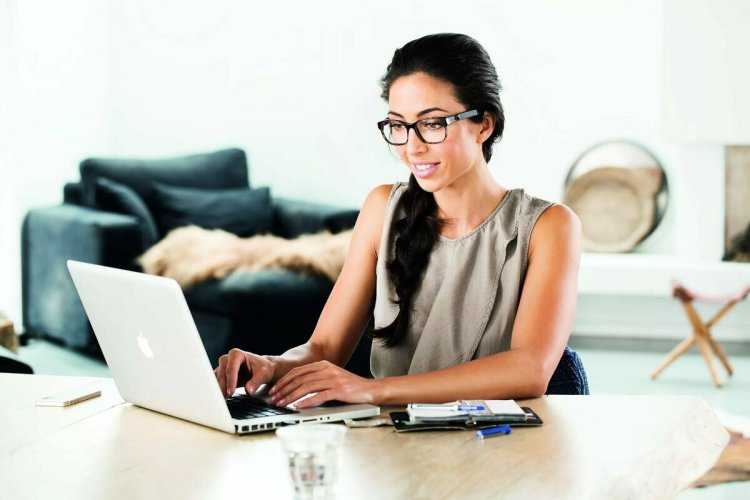 Девушка в очках за компьютером