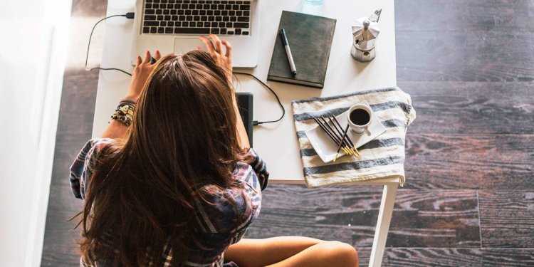 Девушка за компьютером со спины