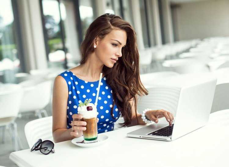 Девушка с ноутбуком