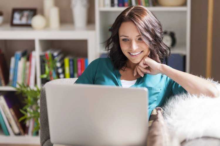 Женщина за компьютером