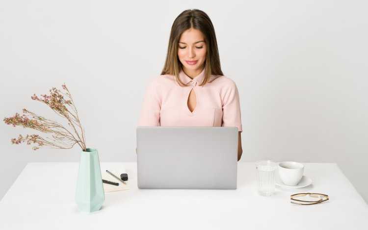 Девушка с ноутбуком