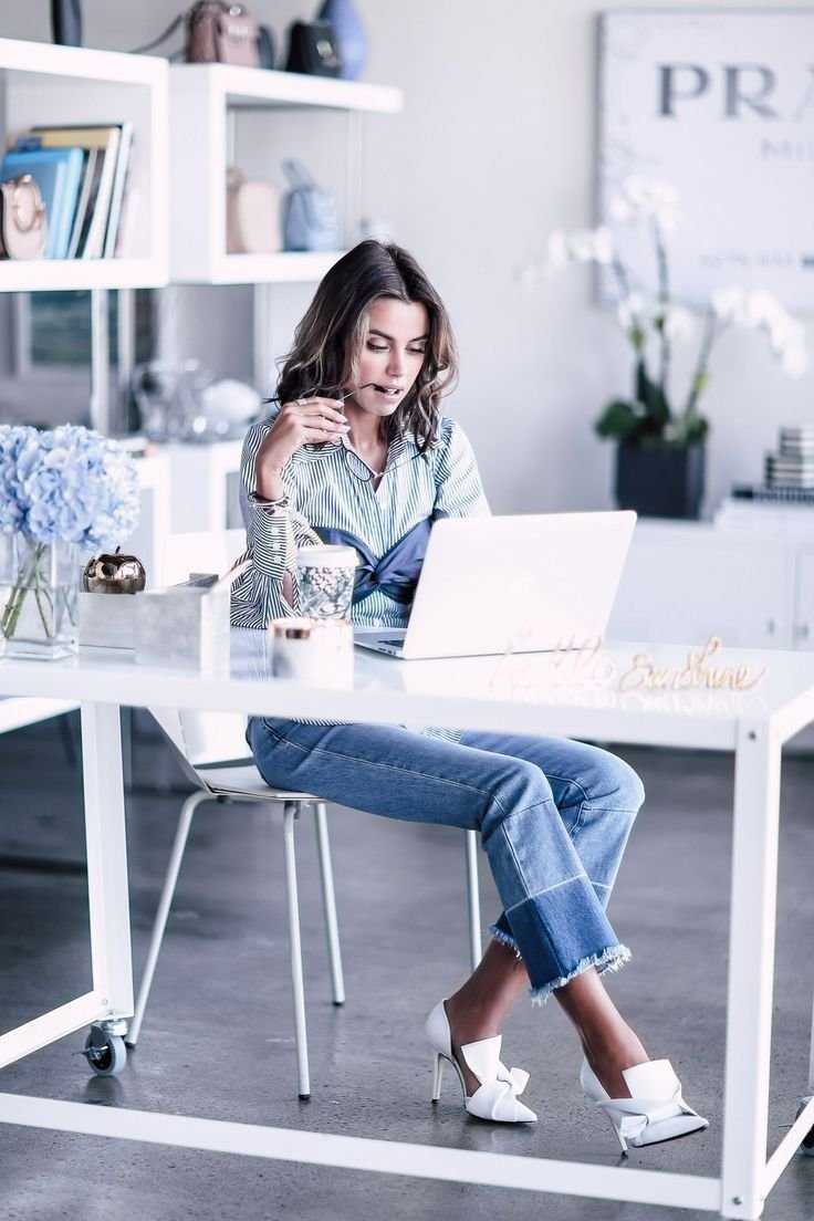 Стильная девушка в офисе