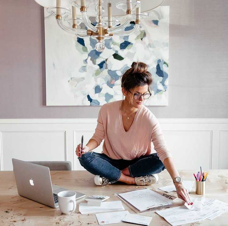 Девушка дизайнер брюнетка6