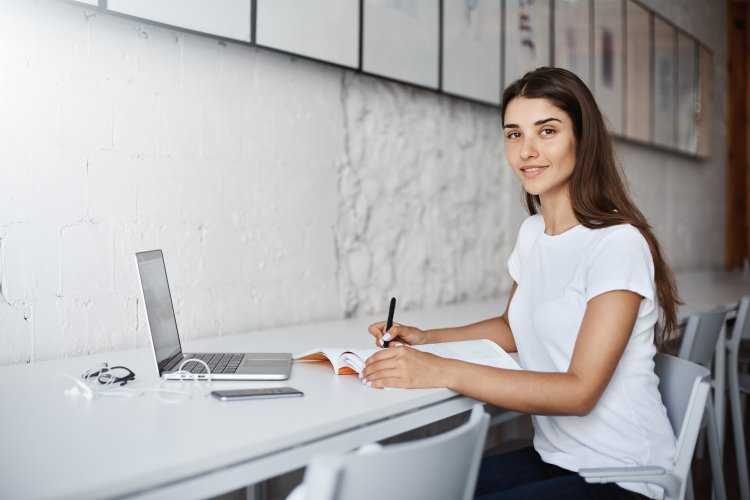 Девушка дизайнер