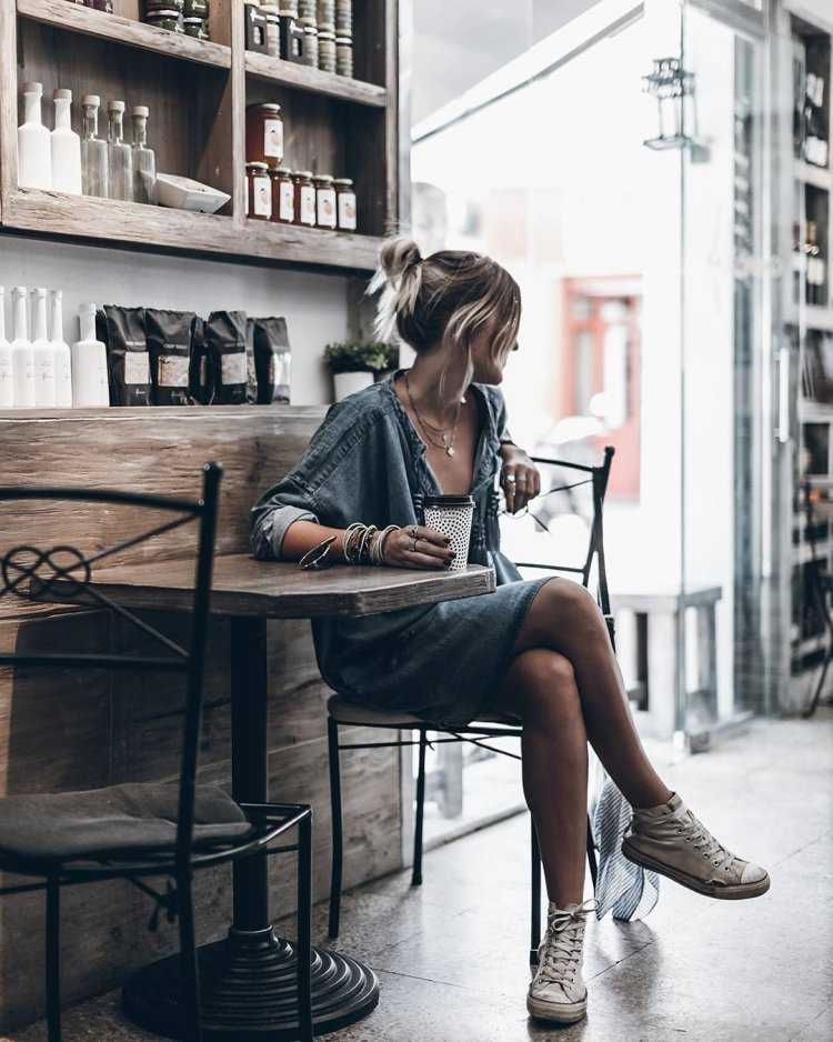 Стильная девушка с кофе