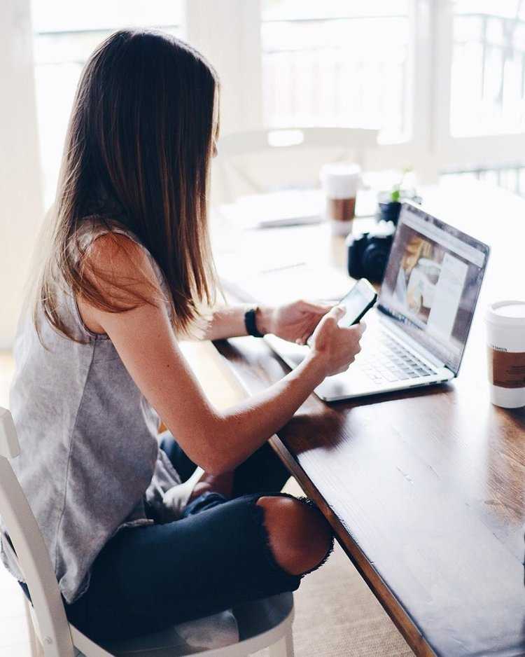 Девушка с ноутом