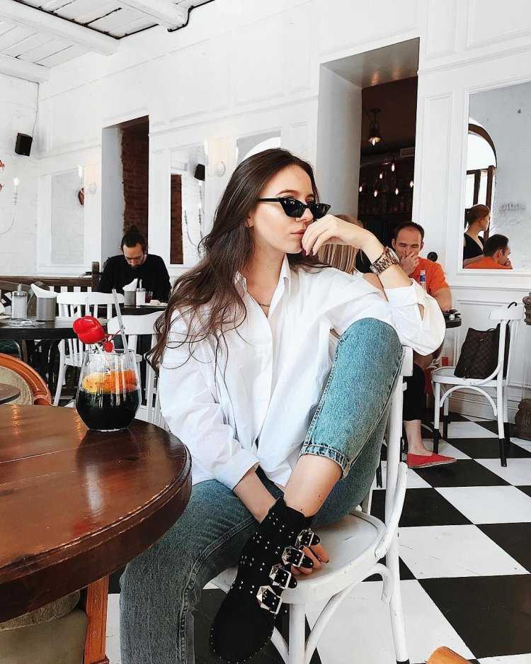 Стильная девушка в кафе