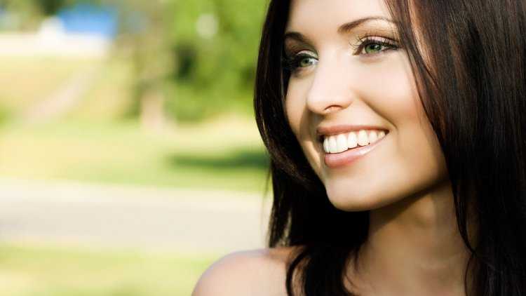 Девушка улыбается