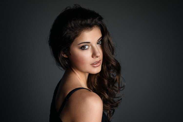 Кареглазая брюнетка