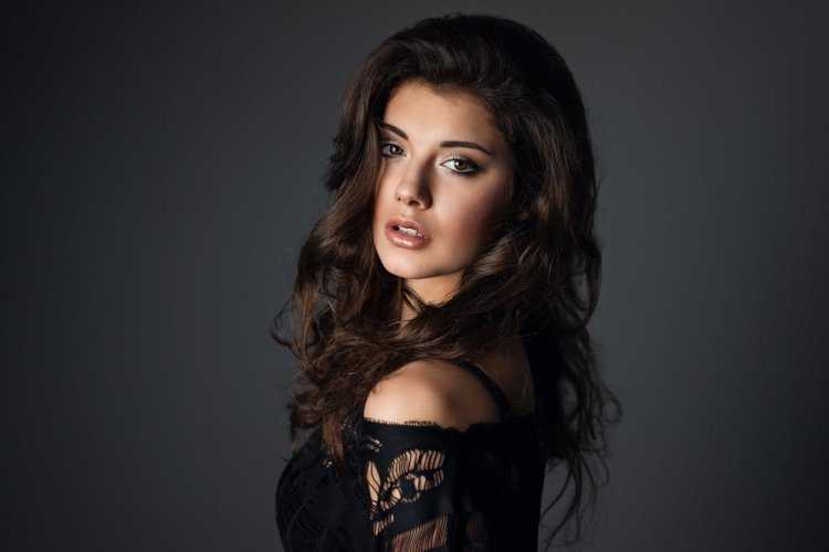 Девушка брюнетка