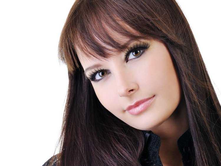 Брюнетка с карими глазами