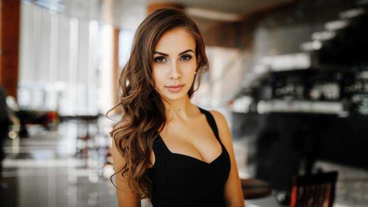 Красавица шатенка