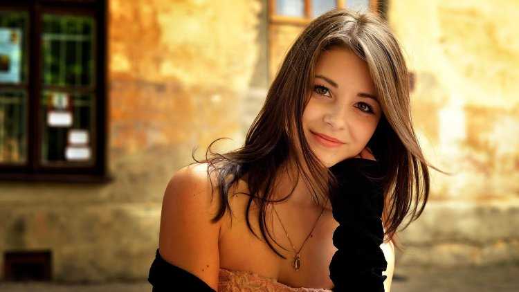 Девушка кареглазая брюнетка2