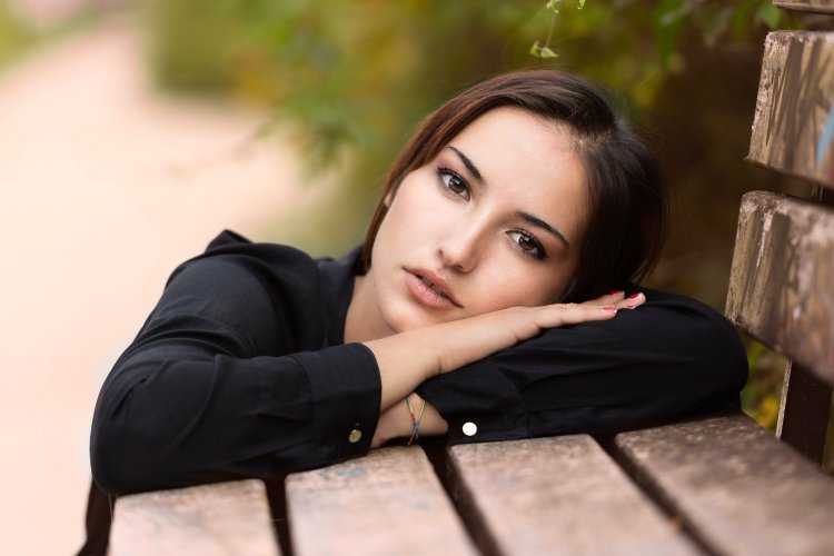 Кареглазая брюнетка