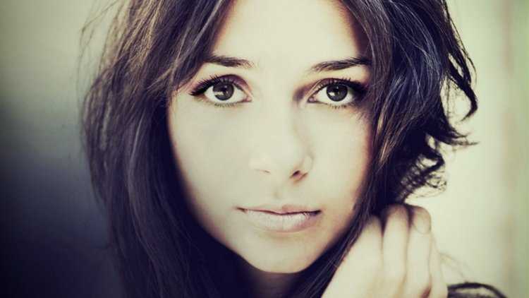 Девушка кареглазая брюнетка18