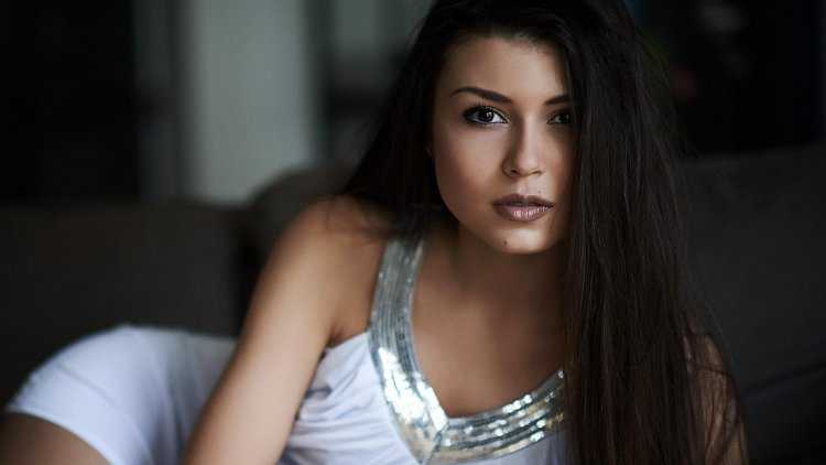 Девушки кареглазые брюнетки