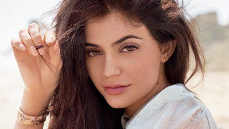 Девушка кареглазая брюнетка32