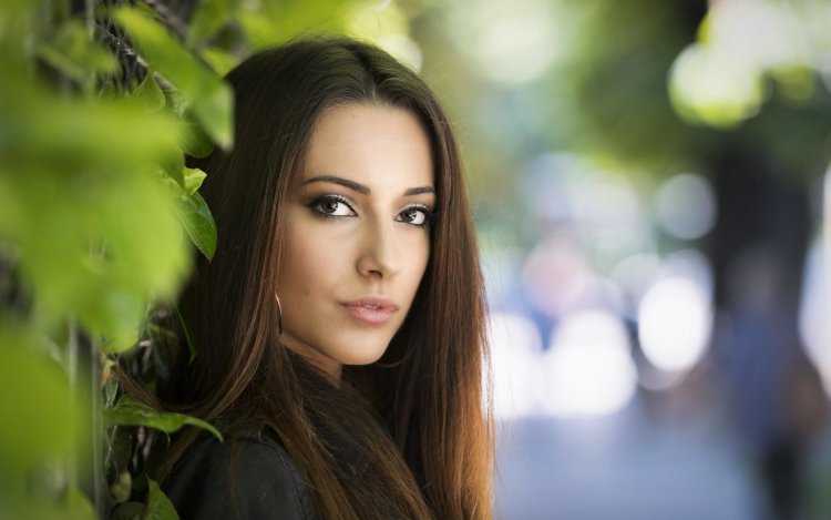 Кареглазая брюнетка