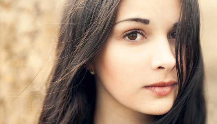 Девушка с карими глазами