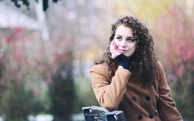 Кудрявая девушка в пальто