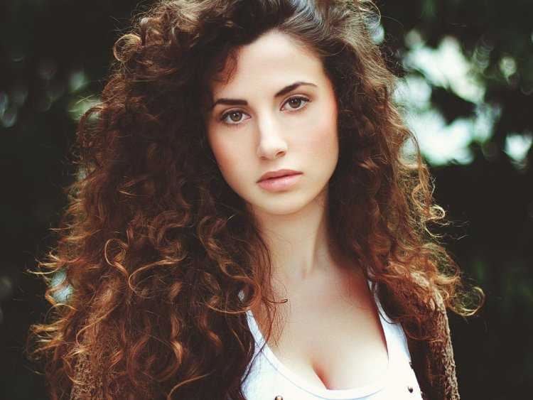 Кудрявые волосы у девушек