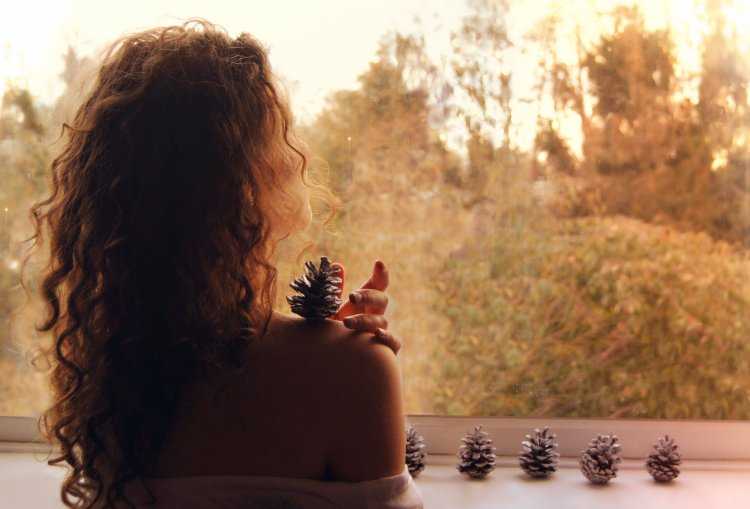 Кудрявая девушка со спины