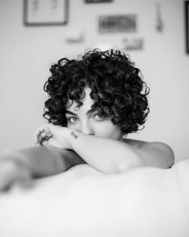 Кудрявые брюнетки с короткими волосами