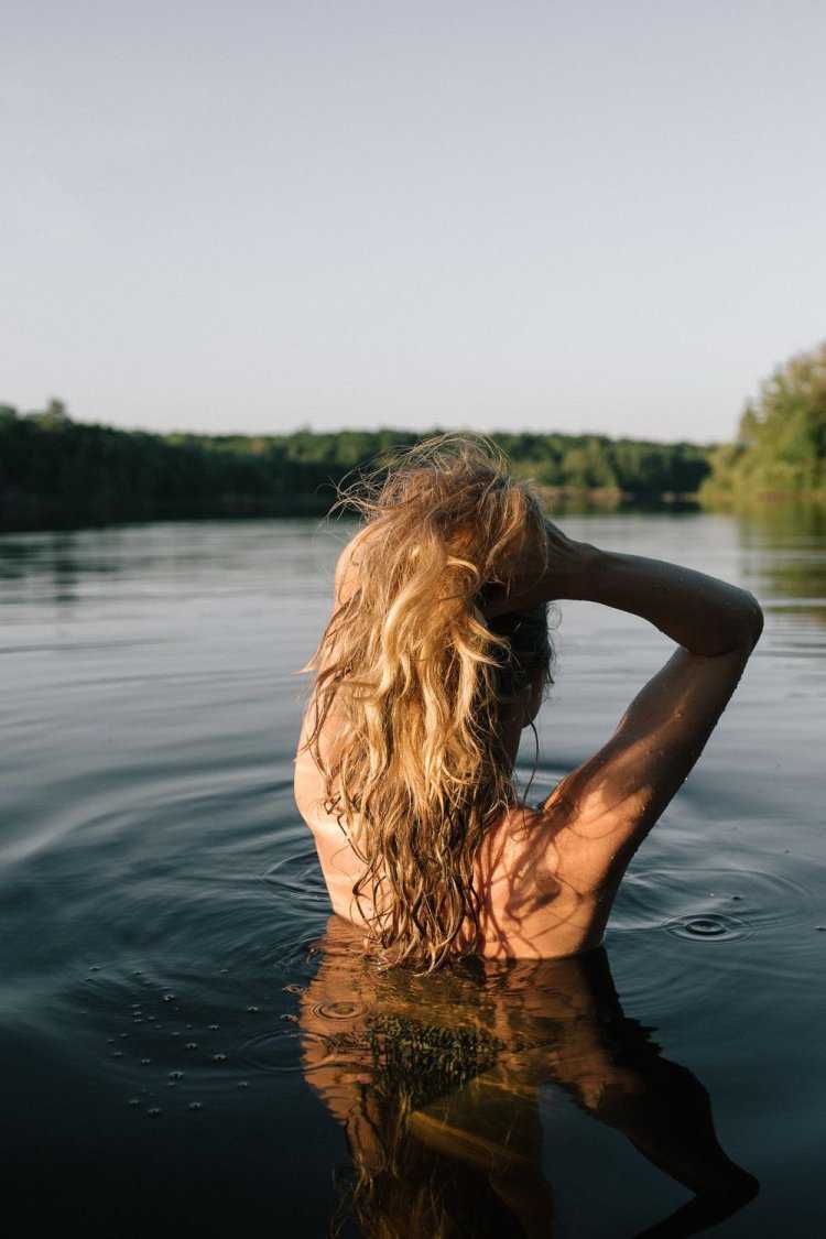 Красивые фото на озере девушки