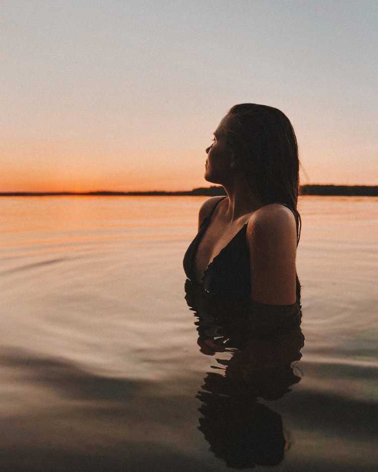 Девушка в воде фото