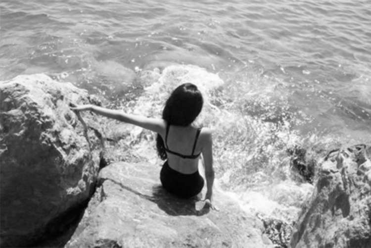 Брюнетка с каре со спины на море