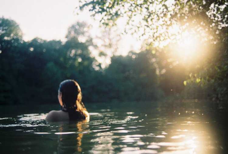 Девушка на озере со спины