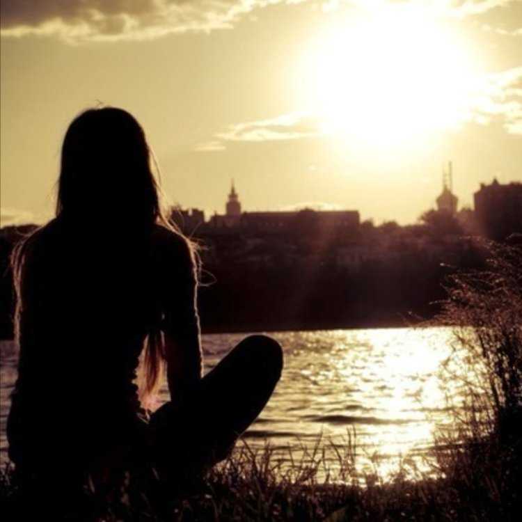 Девушка у реки со спины