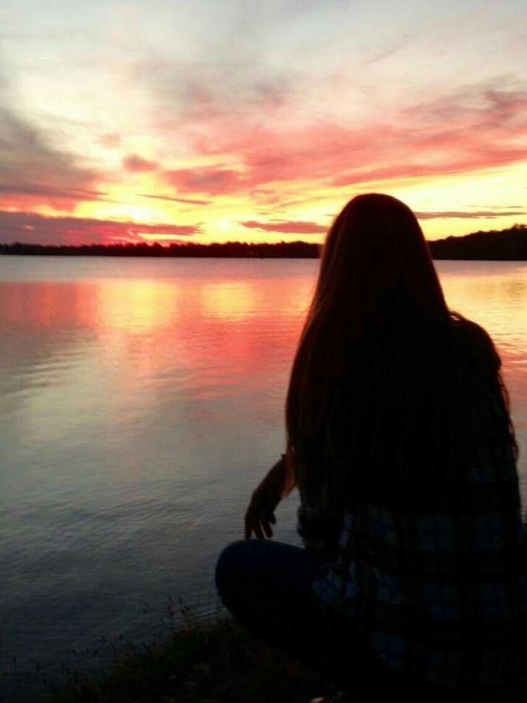 Девушка на речке спиной брюнетка36