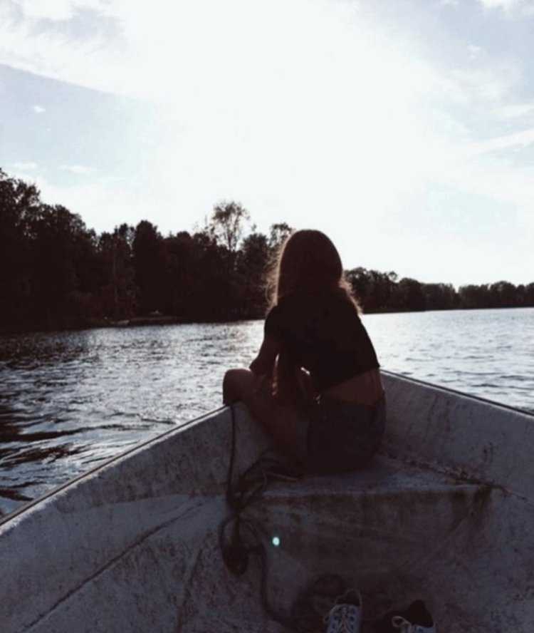 Девушка на лодке спиной