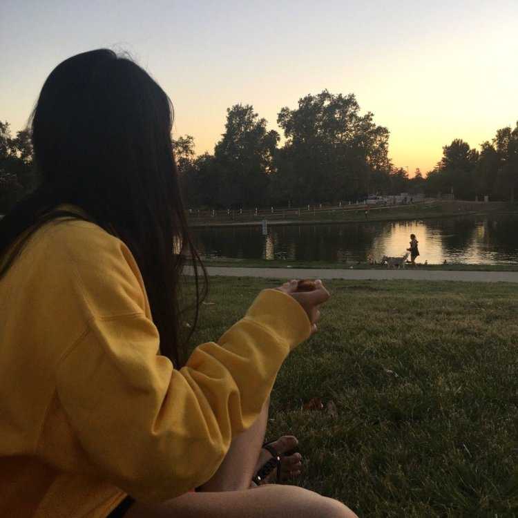 Брюнетка на озере