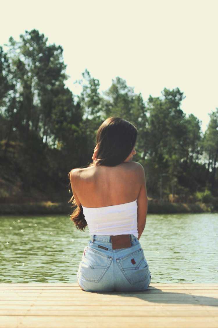 Брюнетка со спины